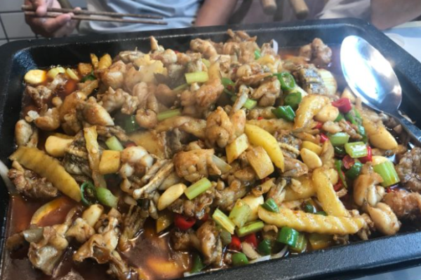 蛙蛙巫铁锅牛蛙加盟