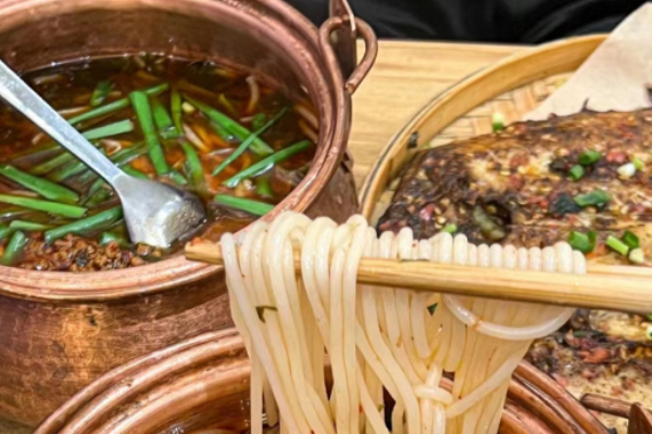 俏南湖过桥米线鱼粉加盟