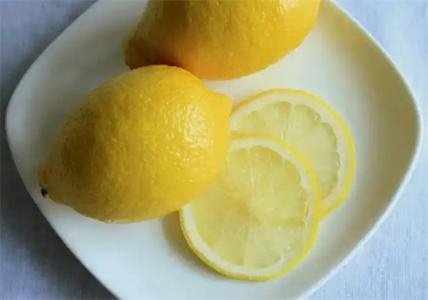 叼食