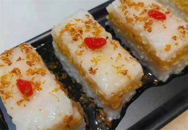 中膳⾦勺⼦⻝品