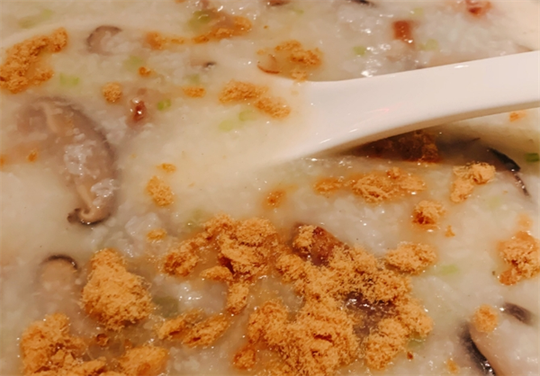 中膳⾦勺⼦⻝品
