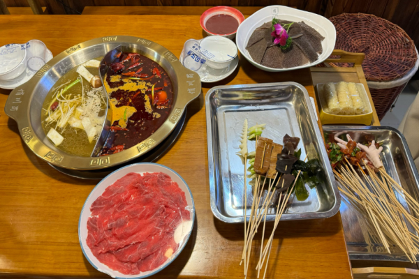 俏川蜀老成都串串香加盟费是多少?费用有波动，加盟可灵活选择