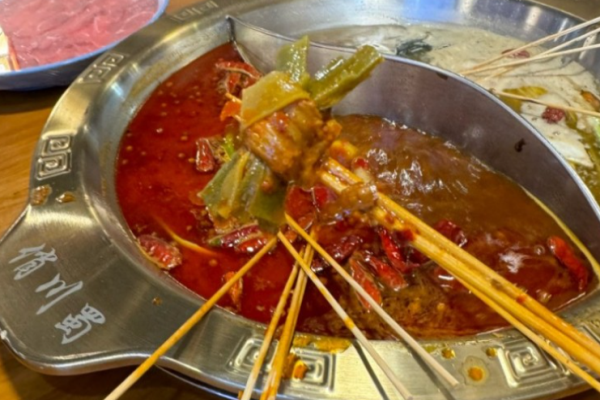俏川蜀老成都串串香可以加盟吗?全面服务，加盟可行