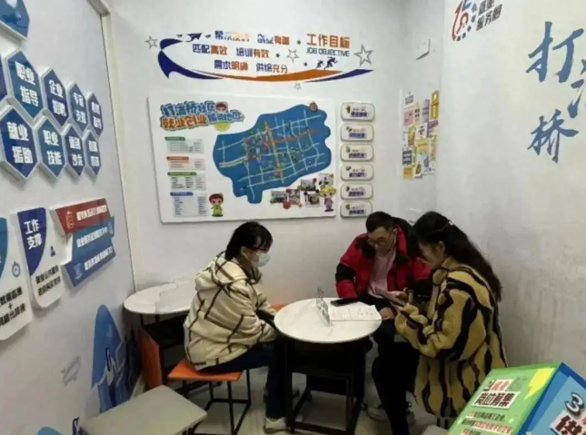 在上海做什么小生意赚钱稳定？洞察需求与灵活应变是关键