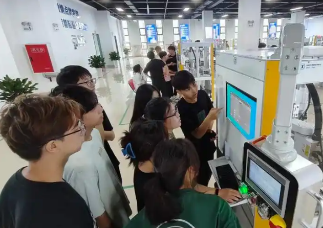 上海开上海智能制造培训店要多少钱？成本解析与运营策略