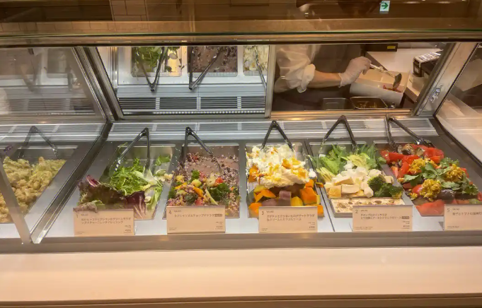 在上海开一个沙拉店需要投资多少？深度拆解2025年健康餐饮创业成本