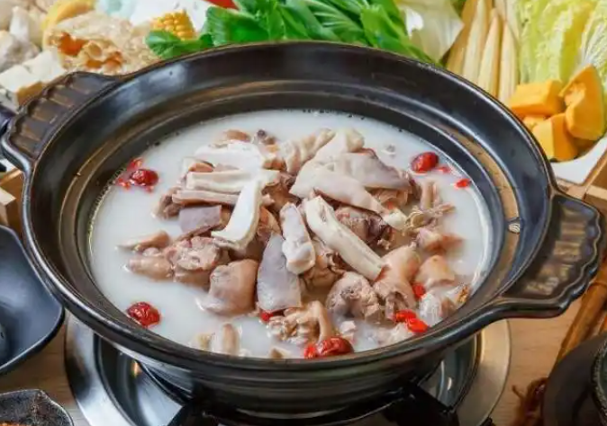 在上海开一家猪肚鸡火锅店需要投资多少？深度解析与成本控制策略