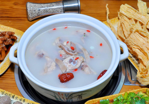 在上海开一家猪肚鸡火锅店需要投资多少？深度解析与成本控制策略