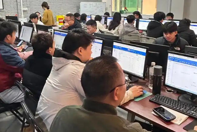 上海开上海线下培训班店要多少钱？全流程成本解析与运营策略