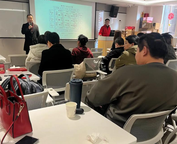 上海开上海线下培训班店要多少钱？全流程成本解析与运营策略