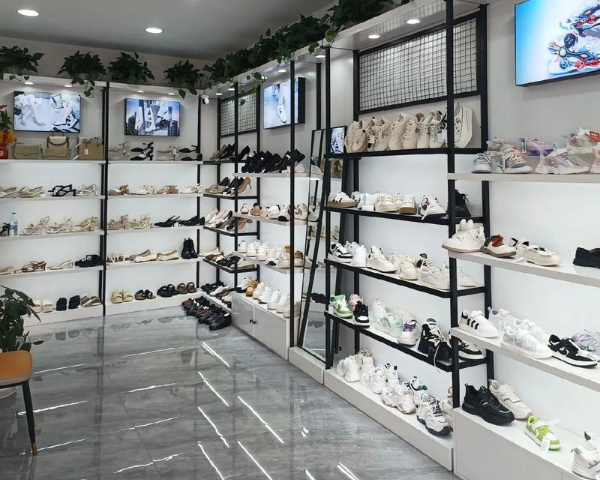 上海开个品牌鞋店要投资多少？全维度成本解析与运营策略
