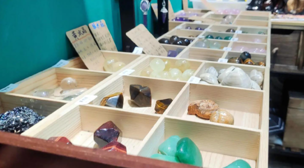 上海开水晶店需要投资多少钱店铺呢？上海开水晶店投资全解析
