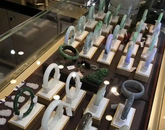 上海开一家翡翠店投资多少？基础投资成本构成