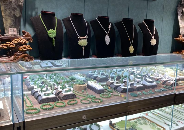 上海开个翡翠店要投资多少店铺？上海开翡翠店的投资全解析