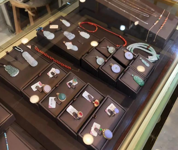 上海开一家翡翠店投资多少？基础投资成本构成
