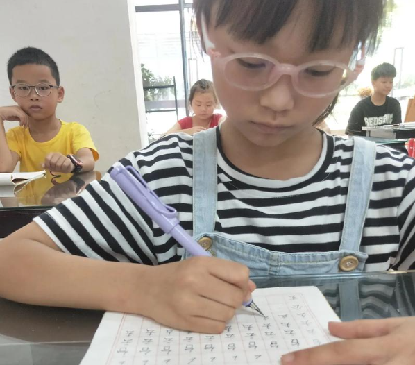 上海开上海写字培训班店要多少钱？成本解析与运营策略