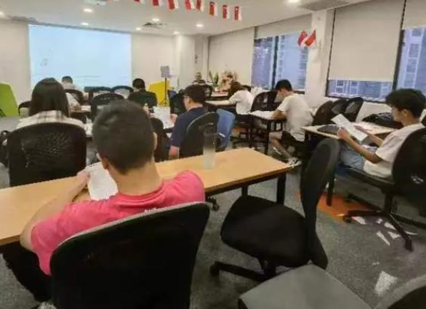 上海开成人英语班店要多少钱？核心成本构成