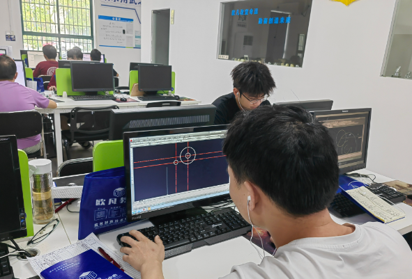 开编程培训要多少钱？2025年全成本解析