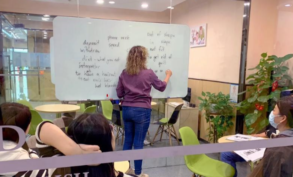 上海开成人英文培训要多少钱？核心成本构成