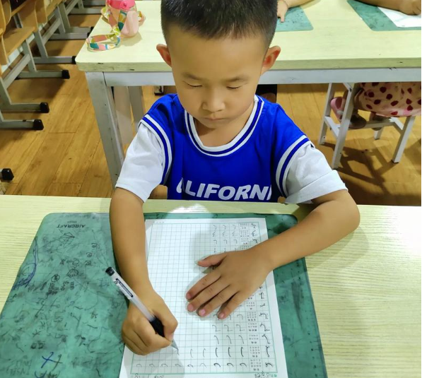 上海开个练字班赚钱吗店铺？深度解析市场潜力与运营策略
