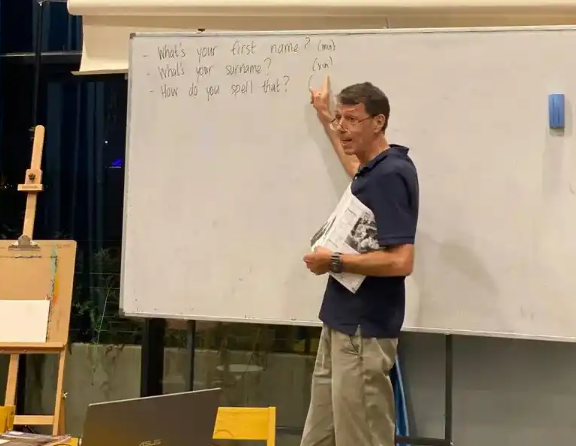 上海开成人英文培训要多少钱？核心成本构成