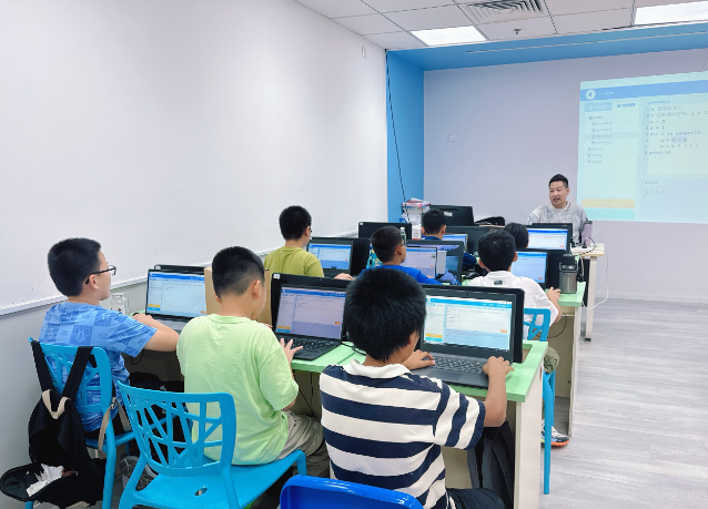 上海开上海编程培训店要多少钱？成本全解析