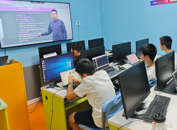上海开上海编程培训店要多少钱？成本全解析