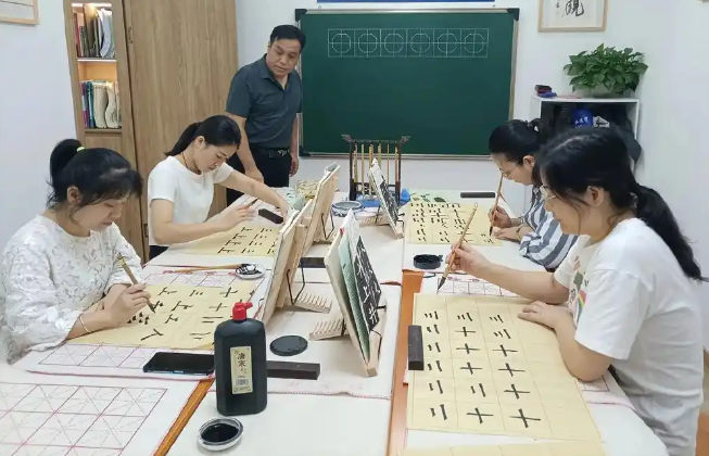上海开上海成人练字培训班店赚钱吗