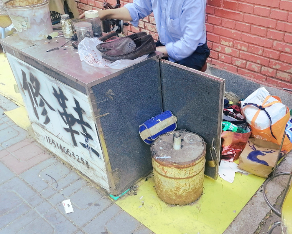 上海修鞋多少钱？价格背后的消费密码与行业变迁