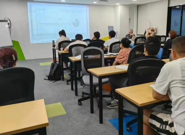 上海开成人英文培训要多少钱？核心成本构成