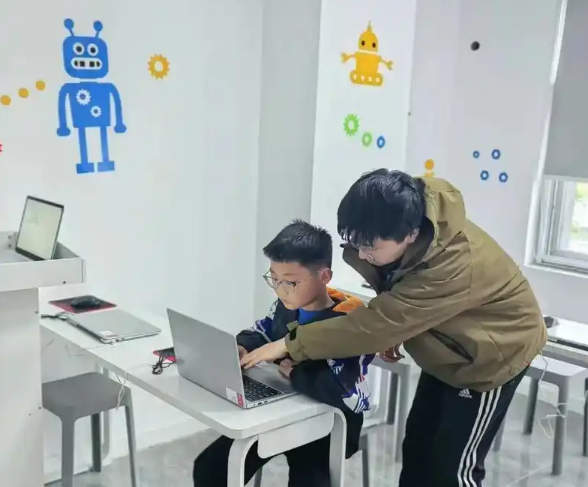 上海开上海少儿编程培训班店要多少钱