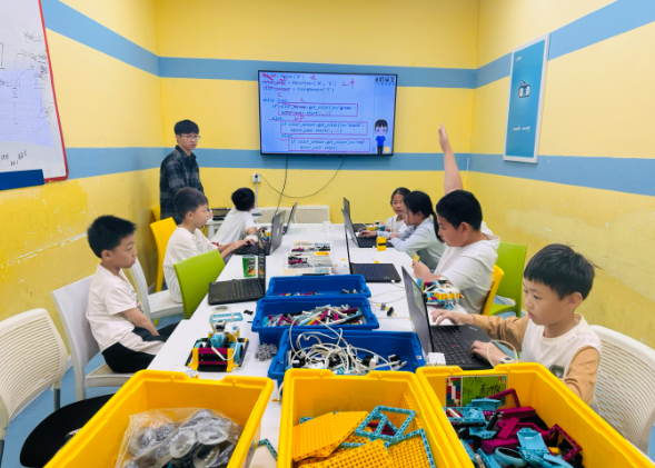 机器人编程培训班学费多少钱？详解行业收费标准