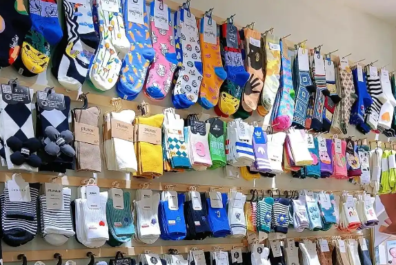 开一个袜子专卖店要投资多少钱？全流程成本解析