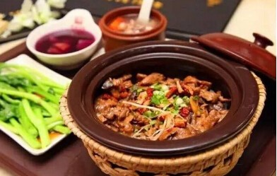 依立紫砂煲仔饭加盟