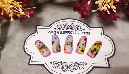 亿美达美甲加盟