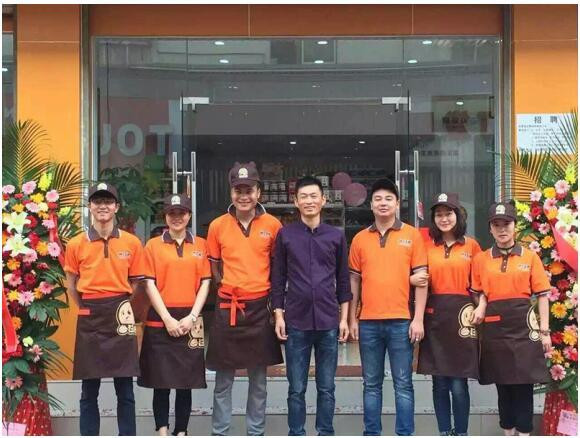 从白手起家到现今拥有2家零食店